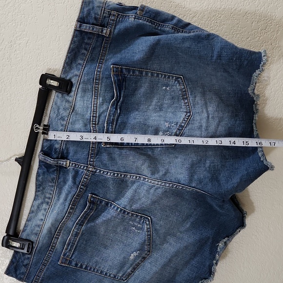 Torrid Jean shorts with lace trim - Picture 4 of 4